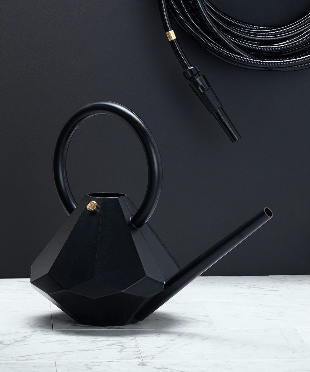 Onyx watering can big with a black hose